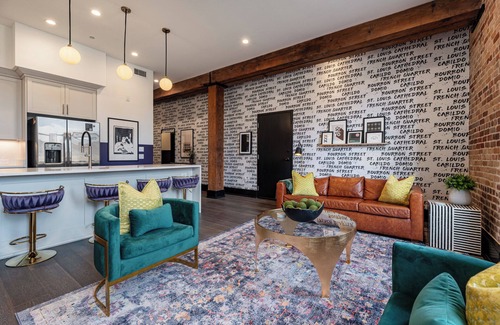 Central Business District Hotel | Spacious Downtown 2BD Private Terrace Near Parades Rooftop Pool,Gym & Gameroom Walkable to all