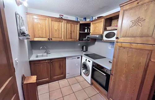 Lanslevillard Apartment | Spacious Duplex Apartment for 10-12 near Val-Cenis Slopes with Balcony & Free Wifi
