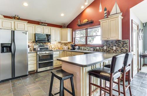 Lake Koshkonong House | Spacious Edgerton Home with Private Beach and Views!