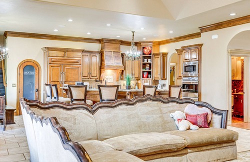 Edmond House | Spacious Edmond Vacation Rental w/Shared Pool!