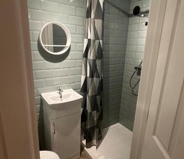Peterborough Apartment | Spacious En-Suite Rooms & Off-Suite Rooms Near Hospital and Shops