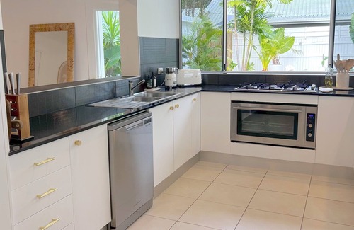 Kewarra Beach House | Spacious Family Retreat with Private Pool& Granny Flat - 5min stroll to beach