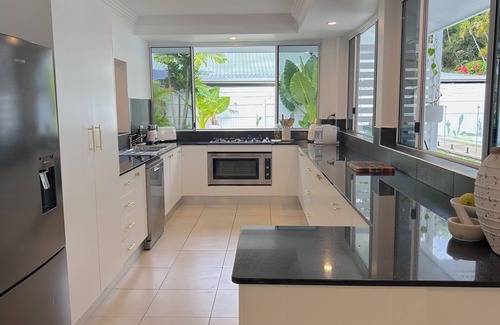 Kewarra Beach House | Spacious Family Retreat with Private Pool& Granny Flat - 5min stroll to beach