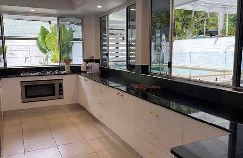 Kewarra Beach House | Spacious Family Retreat with Private Pool& Granny Flat - 5min stroll to beach