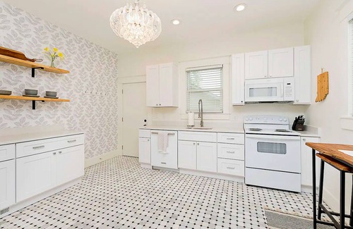 Herron Morton House | Spacious Family-Friendly Downtown Oasis ~ Hot Tub!