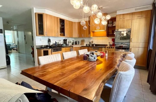Breite Apartment | Spacious family home & private garden, 150m to Rhine, 8min tram to city center.