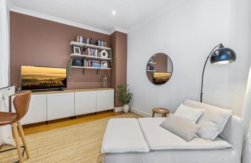 Pascoe Vale South House | Spacious Family Home with Balcony in Pascoe Vale