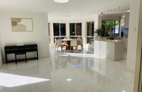 Carindale Villa | Spacious Family Retreat with Pool in Carindale