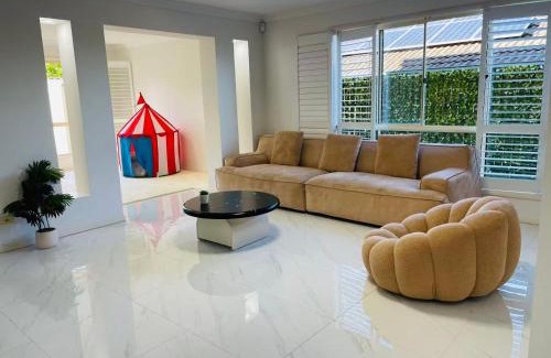 Carindale Villa | Spacious Family Retreat with Pool in Carindale