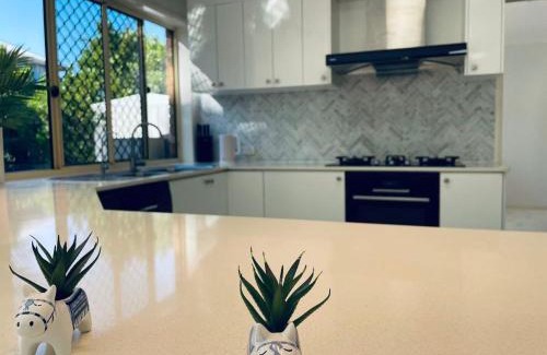 Carindale Villa | Spacious Family Retreat with Pool in Carindale