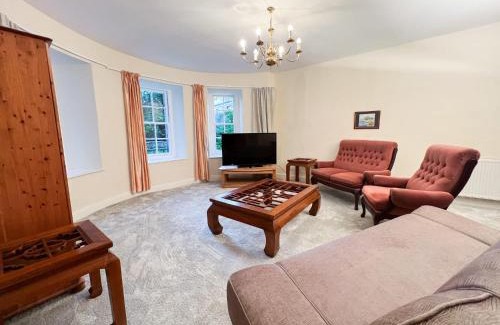 New Town Apartment | Spacious Flat Sleeps 8 near Princes Street