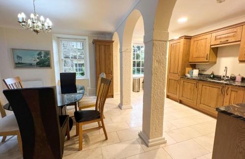 New Town Apartment | Spacious Flat Sleeps 8 near Princes Street