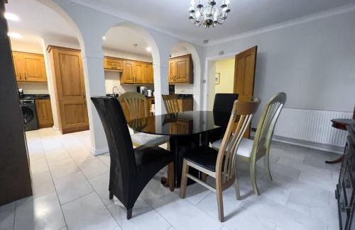 New Town Apartment | Spacious Flat Sleeps 8 near Princes Street