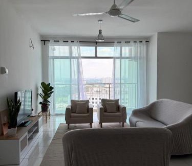 Seksyen 14 Apartment | Spacious Flat with Breakfast Wifi 3 Free Parking at Seksyen 7