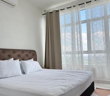 Seksyen 14 Apartment | Spacious Flat with Breakfast Wifi 3 Free Parking at Seksyen 7