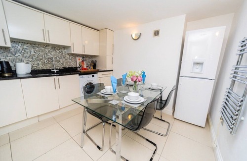 Reading Apartment | Spacious Flat with Patio & Parking in city centre