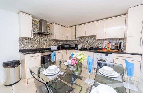 Reading Apartment | Spacious Flat with Patio & Parking in city centre