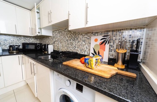 Reading Apartment | Spacious Flat with Patio & Parking in city centre