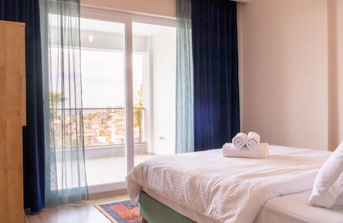 Kusadasi City Centre Apartment | Spacious Flat with Pool in Kusadasi