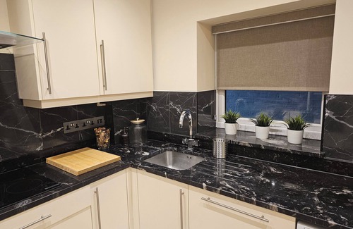 West Kensington Apartment | Spacious Four bedroom & Four bathroom flat in West Kensington.