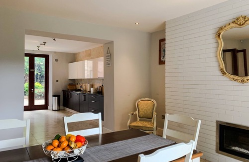 Rathgar House | Spacious Georgian Period House in Rathgar, Dublin. 4 Bedroom, 3 Bath, Sleeps 9
