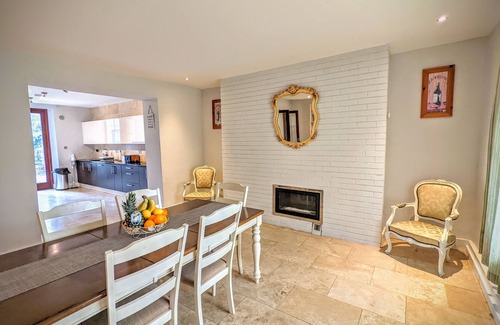 Rathgar House | Spacious Georgian Period House in Rathgar, Dublin. 4 Bedroom, 3 Bath, Sleeps 9