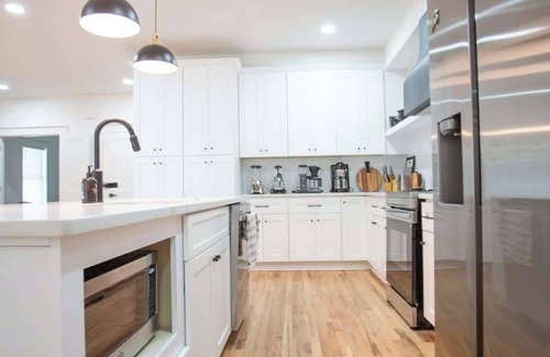 East Side House | Spacious Getaway 7BR Villa w Hot Tub and Close to DT