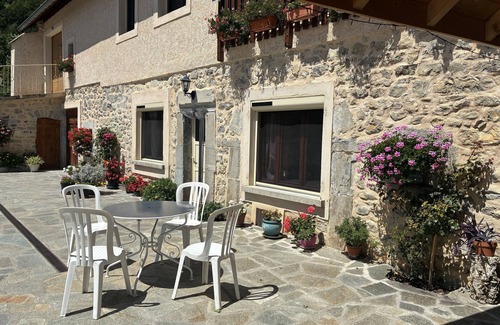 Le Glaizil Cottage | Spacious gîte with courtyard in village, hiking, climbing, at foot of mountains