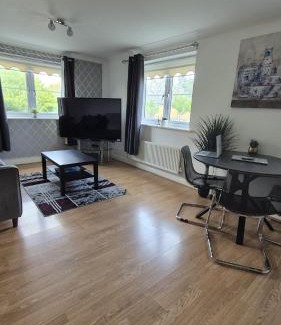 Hatfield Apartment | Spacious Ground floor 2 bedroom 2 Bathroom Flat in Hatfield near Hertfordshire University Private Car Park Sleeps 5-6