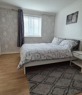 Hatfield Apartment | Spacious Ground floor 2 bedroom 2 Bathroom Flat in Hatfield near Hertfordshire University Private Car Park Sleeps 5-6