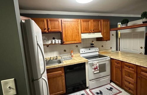 Stamford Apartment | Spacious ground level apt with balcony!