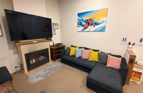 Mount Buller Ski Chalet | Spacious Group Getaway - Fireplace - 75TV - Mega Fast Wi-Fi