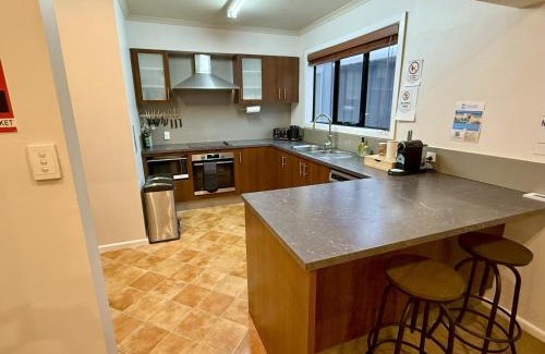 Mount Buller Ski Chalet | Spacious Group Getaway - Fireplace - 75TV - Mega Fast Wi-Fi