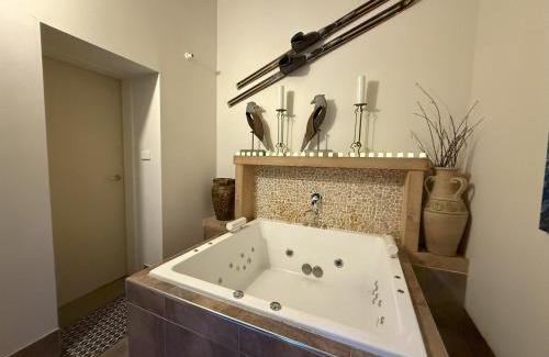 Mount Buller Ski Chalet | Spacious Group Getaway - Fireplace - 75TV - Mega Fast Wi-Fi