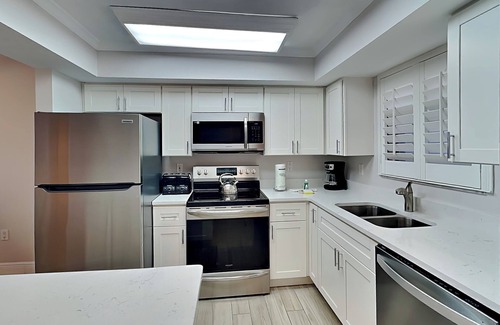 Fort Myers Beach Condo | Spacious Gulf Front Condo - Balcony, Ocean Views + Heated Pool!
