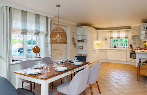 Großmorsum House | Spacious half of the house with tiled stove, bright and close to the mudflats