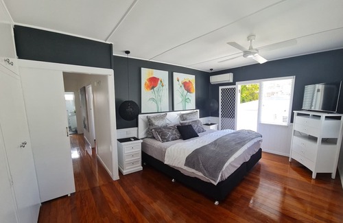 Labrador House | Spacious Hamptons-style home at the Broadwater