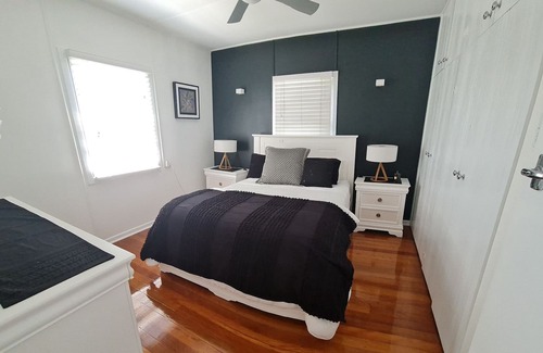 Labrador House | Spacious Hamptons-style home at the Broadwater