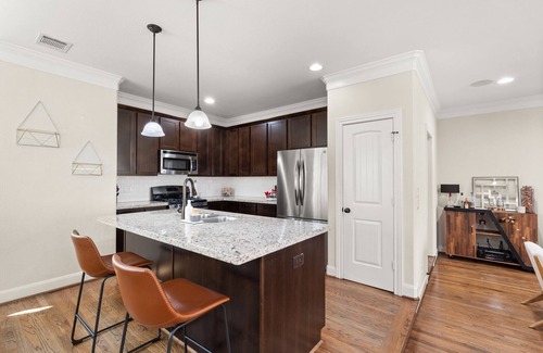 Shady Acres House | Spacious Heights townhome - 3BR/3.5BA, putting green & walkable to hotspots