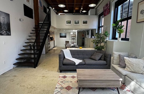 Gastown Apartment | Spacious Heritage Loft in the Heart of Gastown (Pet Friendly!)