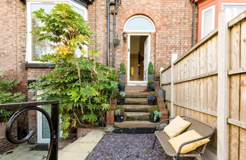 Birkenhead House | *Spacious Hidden Wirral Gem, superb for groups*