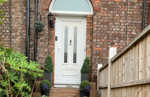 Birkenhead House | *Spacious Hidden Wirral Gem, superb for groups*