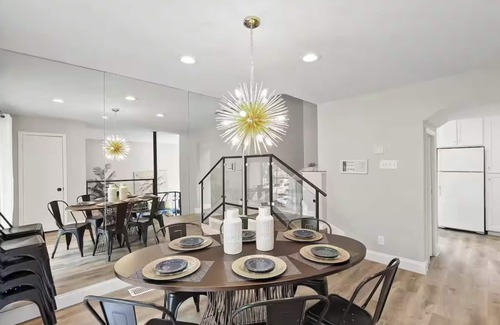 Oak Lawn Condo | Spacious Highland Park Hideaway - 3 Bedroom - Sleeps 9 - Rooftop Deck