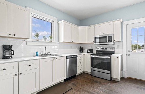 Springfield Apartment | Spacious Historic Escape | 4BR Luxury | Walk to Downtown & Landmarks