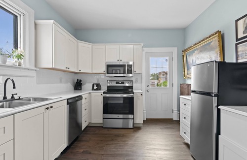 Springfield Apartment | Spacious Historic Escape | 4BR Luxury | Walk to Downtown & Landmarks