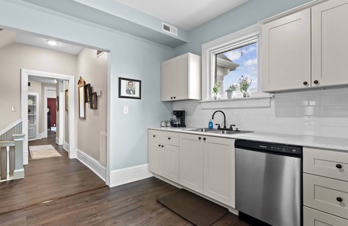 Springfield Apartment | Spacious Historic Escape | 4BR Luxury | Walk to Downtown & Landmarks