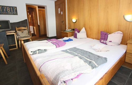 Huben Ski Chalet | Spacious Holiday Home in Solden with Sauna