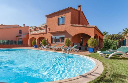 Sant Pere Pescador House | Spacious Holiday Home in Girona with Swimming Pool