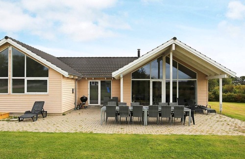 Holloselund House | Spacious Holiday Home in Tisvilde with Swimming Pool