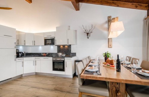 Piesendorf Apartment | Spacious holiday home with balcony and sauna